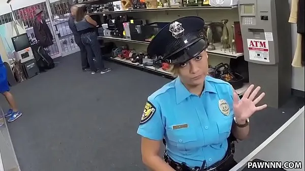 Veliki Ms. Police Officer Wants To Pawn Her Weapon - XXX Pawn novi videoposnetki