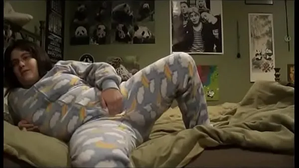 Μεγάλα FOOTIE PAJAMA PLAYING: Playing in my parents' bed in pajamas, I masturbate while thinking about my step brother νέα βίντεο