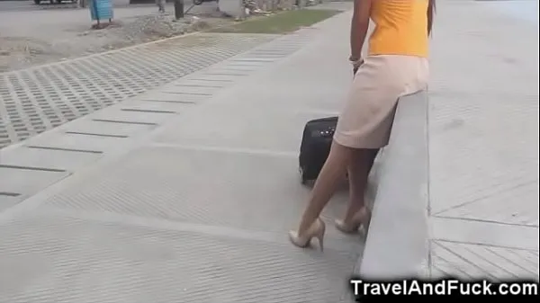 대규모 Traveler Fucks a Filipina Flight Attendant개의 새 동영상