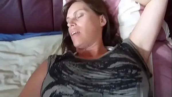 Isoja Brunette milf wife showing wedding ring probes her asshole uutta videota