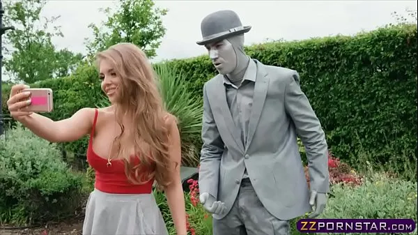 Grote Busty chick fucks a living statue performer outdoors nieuwe video's