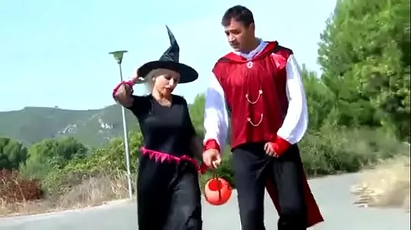 Duże Gina Snake Goes Trick Or Treating & Gets A Finger In Her Asshole nowe filmy
