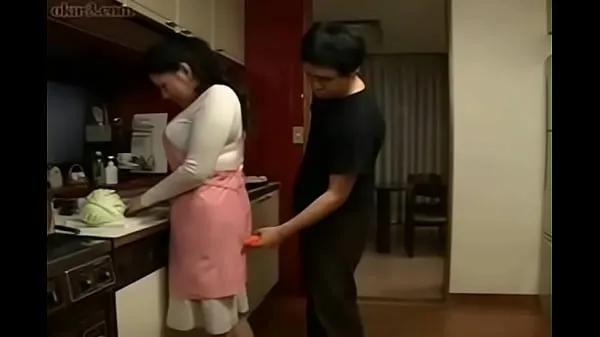 Grote Japanese Step Mom and Son in Kitchen Fun nieuwe video's