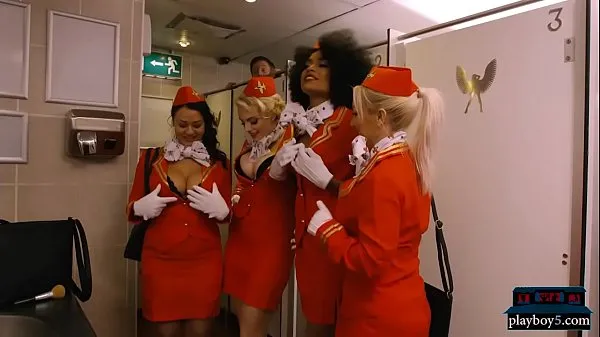 Grote Black flight attendant fucks a frequent flyer in a toilet nieuwe video's