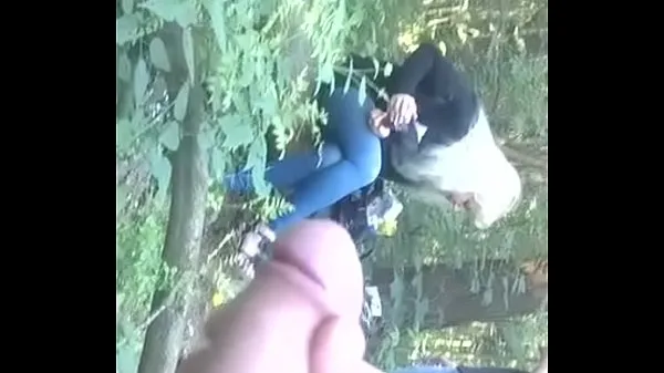Veliki Онанист в лесу показал телкам пенис novi videoposnetki