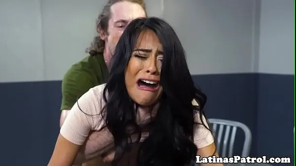 بڑے Latina immigrant sucks the US border patrol نئے ویڈیوز