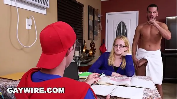 วิดีโอใหม่ยอดนิยม GAYWIRE - Step Dad Helps His step Son Study, Gets Caught By step Mom รายการ