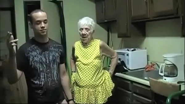 大きなキッチンのおばあちゃん新しい動画