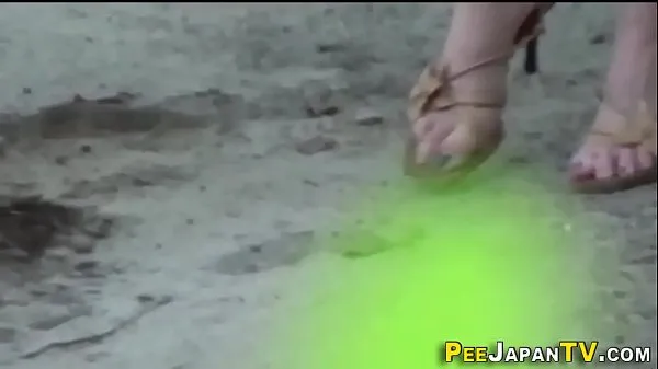 Asian babe pees outdoors Video baru yang besar