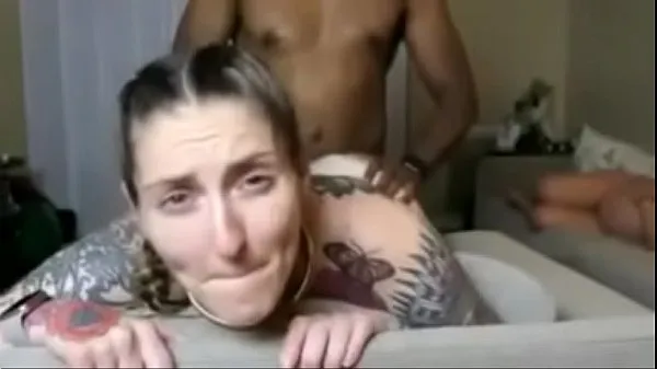 Grote Tattooed Slut interracial doggy nieuwe video's