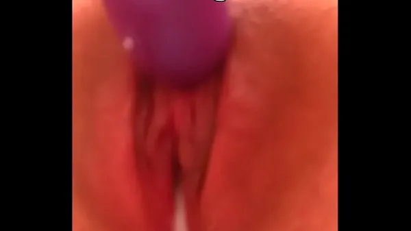大Kinky Housewife Dildoing her Pussy to a Squirting Orgasm新视频