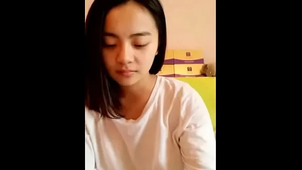 Young Asian teen showing her smooth body Video baru yang besar