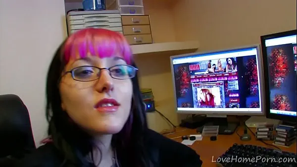 Nerdy Goth Chick Takes It In The Ass Video baru yang besar