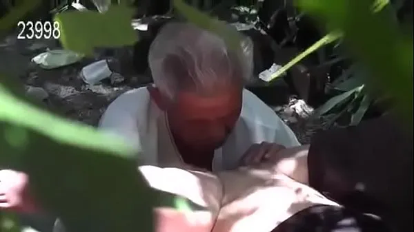 Young Girl Fucked Old Man on Graveyard Video mới lớn