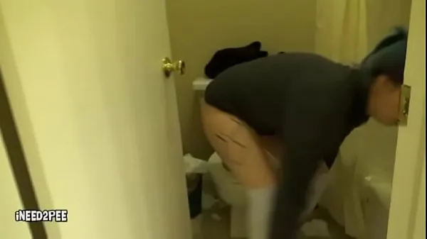 Veliki Desperate to pee girls pissing themselves in shame novi videoposnetki