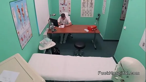 Veliki Doctor filming sex with blonde patient novi videoposnetki