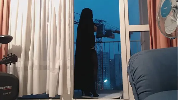 Veliki exhibits in niqab and pantyhose novi videoposnetki