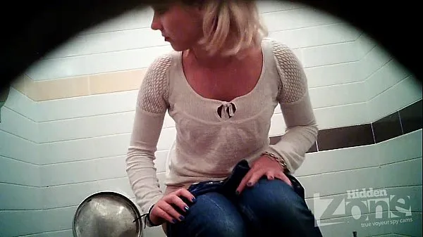 Store Successful voyeur video of the toilet. View from the two cameras nye videoer