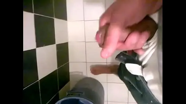 Store MAN Cums IN THE BATHROOM OF HIS HOUSE 2 nye videoer