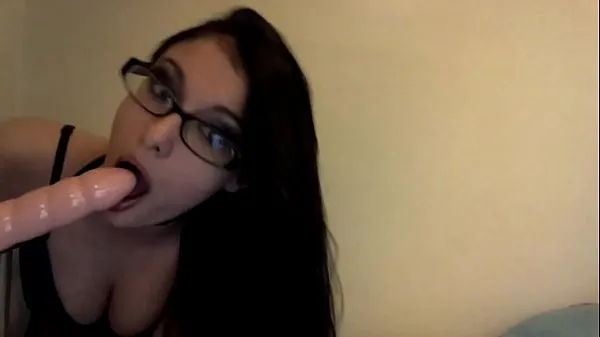 Hot Camgirl with Glasses sucks a dildo Video baru yang besar