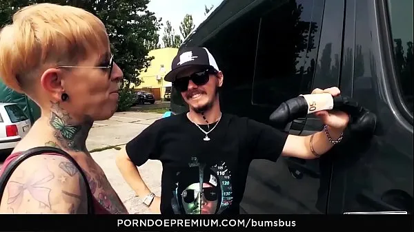 Stora BUMS BUS - The tattooed German Lady Kinky Cat has hot sex in traffic nya videor