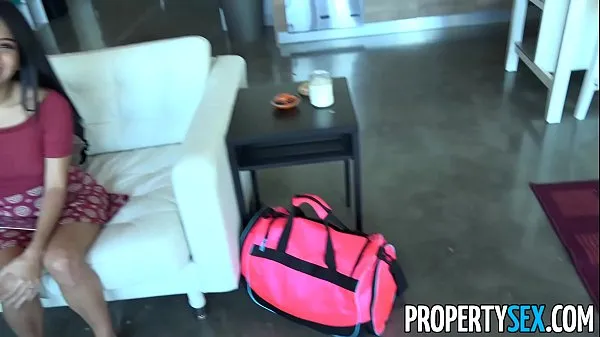 PropertySex - Horny couch surfing woman takes advantage of male host مقاطع فيديو جديدة كبيرة