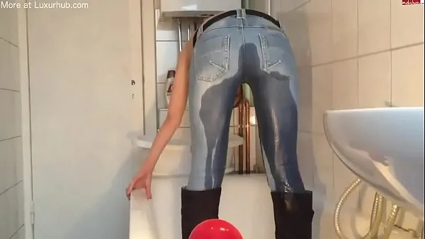Grote Cute girl piss in her jeans nieuwe video's