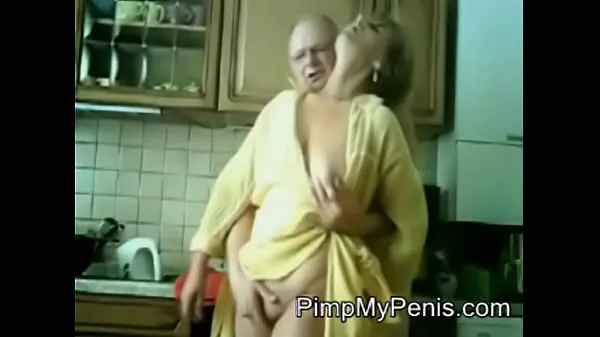 Store old couple having fun in cithen nye videoer