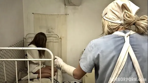 Grandes A enfermeira-chefe maluca tem uma sala cheia de t. e meninas assustadas novos vídeos