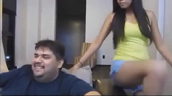 Große Skinny Bitch Duz A c. hält einen fetten Kerl mit ihrem Leggz fest 3neue Videos