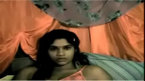 Indian girl reveals her body Video baru yang besar