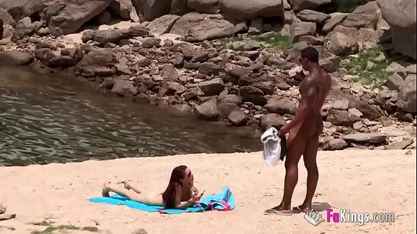 The massive cocked black dude picking up on the nudist beach. So easy, when you're armed with such a blunderbuss Video baharu besar