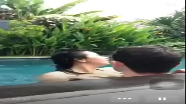 Veliki Indonesian fuck in pool during live novi videoposnetki