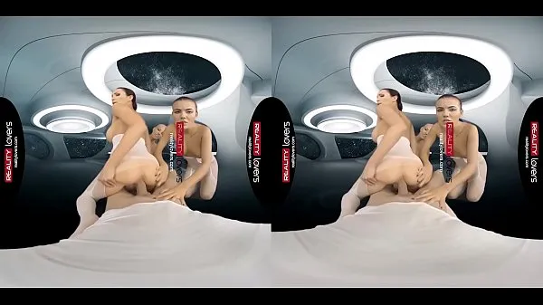 Veliki RealityLovers - Foursome Fuck in Outer Space novi videoposnetki