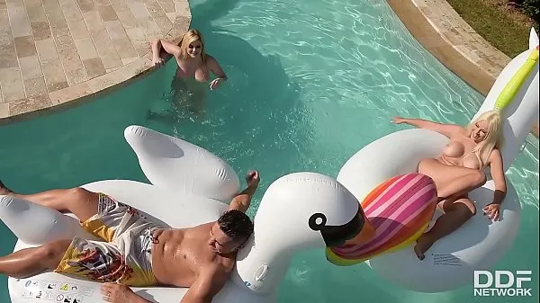 Büyük Katy Jayne & Vittoria Dolce's intense Poolside Threesome yeni Video