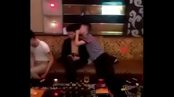 Chinese boys in club مقاطع فيديو جديدة كبيرة