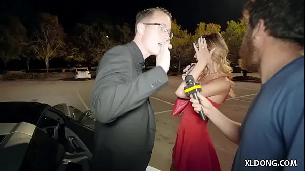 Grote TV reporter doesn't leave Ana Rose and Justin Hunt alone nieuwe video's