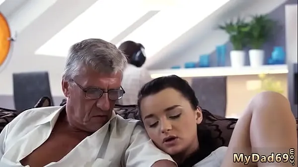 grandpa fucking with her granddaughter's friend مقاطع فيديو جديدة كبيرة
