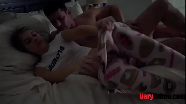 Grote Stepdad fucks young stepdaughter while stepmom naps nieuwe video's