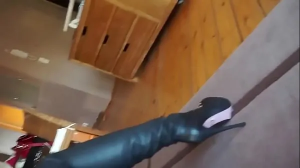 Store julie skyhigh fitting her leather catsuit & thigh high boots nye videoer