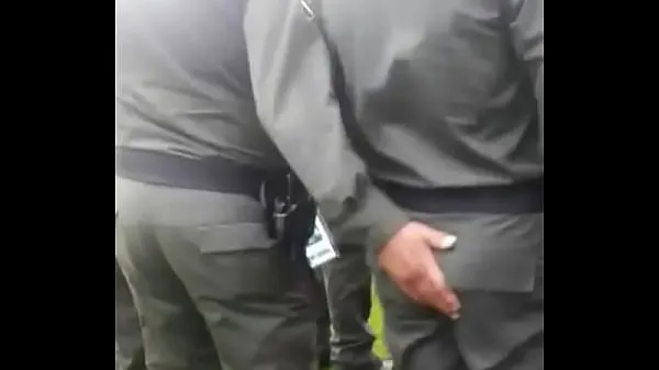 Velká LIEUTENANT POLICE HANDLES HIS COMPANION CAPTAIN IN FULL FORMATION nová videa