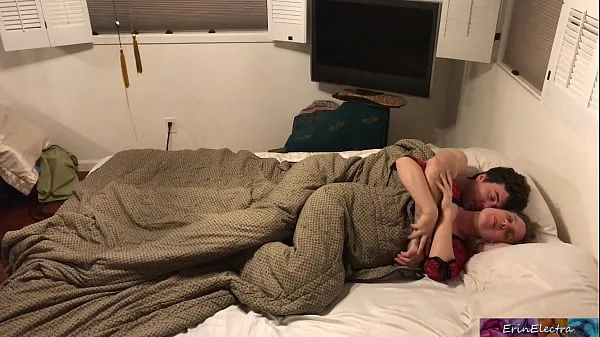 Grote Stepson and stepmom get in bed together and fuck while visiting family - Erin Electra nieuwe video's
