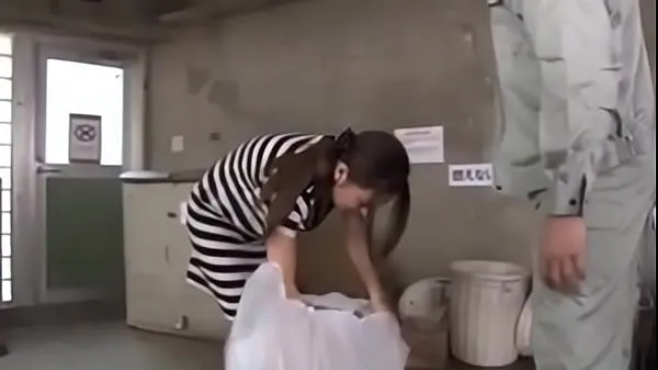 Japanese girl fucked while taking out the trash Video mới lớn