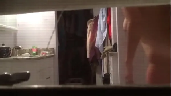 Store Spying on Milf towling off through window nye videoer