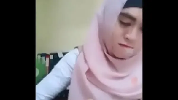Indonesian girl with hood showing tits Video baharu besar