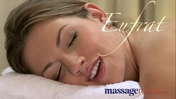 Massage Rooms Hot pebbles sensual foreplay ends in 69er Video baru yang besar