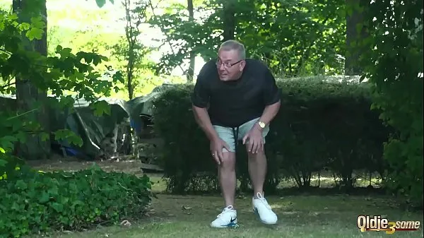 Nagy Grandpa caught wanking by 2 teens and gets best threesome in his life új videók