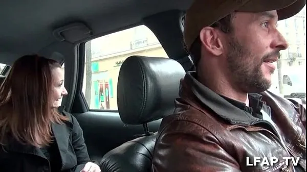 Velká Petite slut masturbates in the taxi who takes the opportunity to finger her nová videa