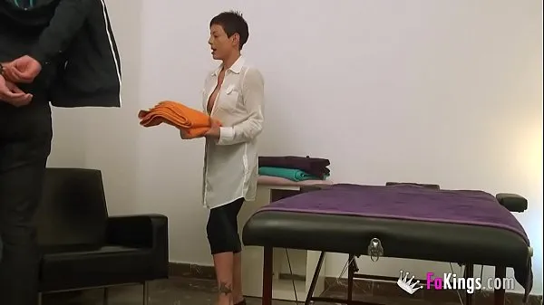 بڑے My name's Lisa, 37yo masseuse, and I will film myself fucking a patient نئے ویڈیوز
