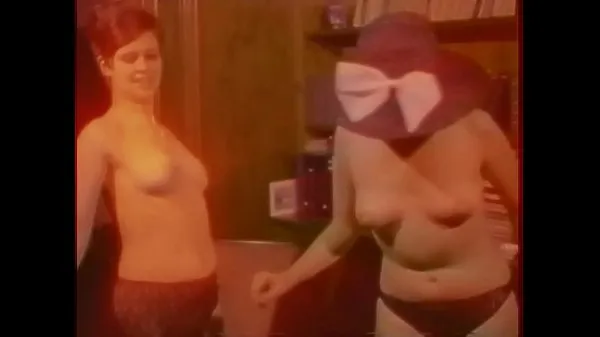 Большие Вечеринка девушек-нудистов 70-х новые видео
